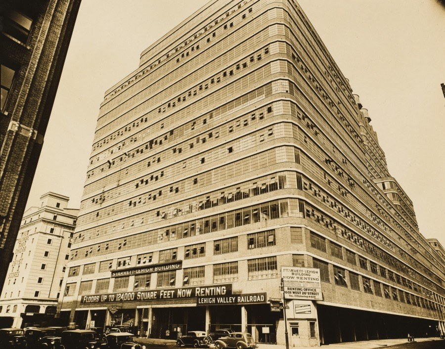 从街角仰望 Starrett Lehigh Building，贝伦妮丝·阿博特摄