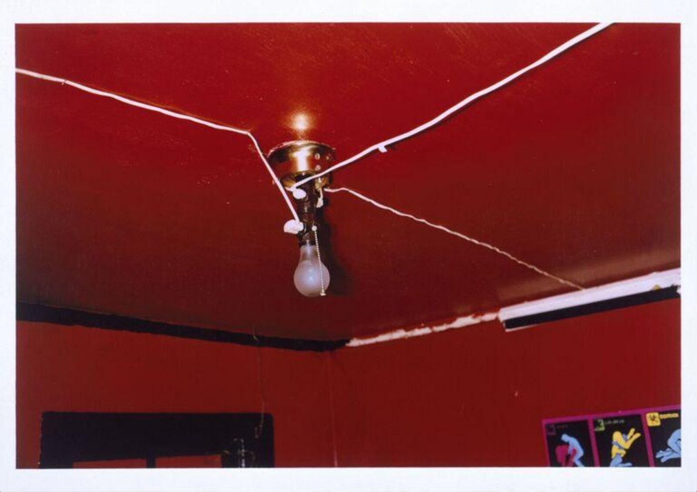 红色天花板与裸露灯泡，威廉·埃格尔斯顿《Red Ceiling》