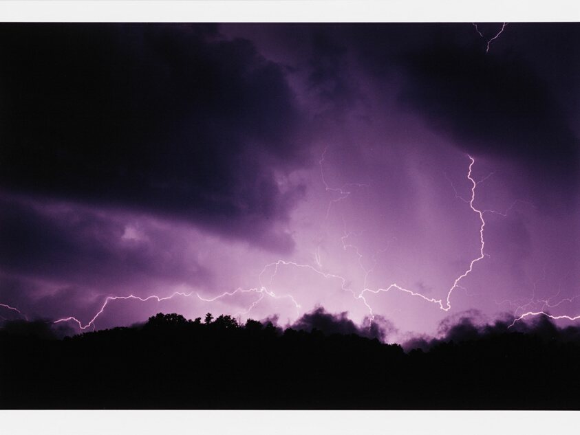 紫色夜空中的闪电，沃尔夫冈·提尔曼斯《Lightning II》